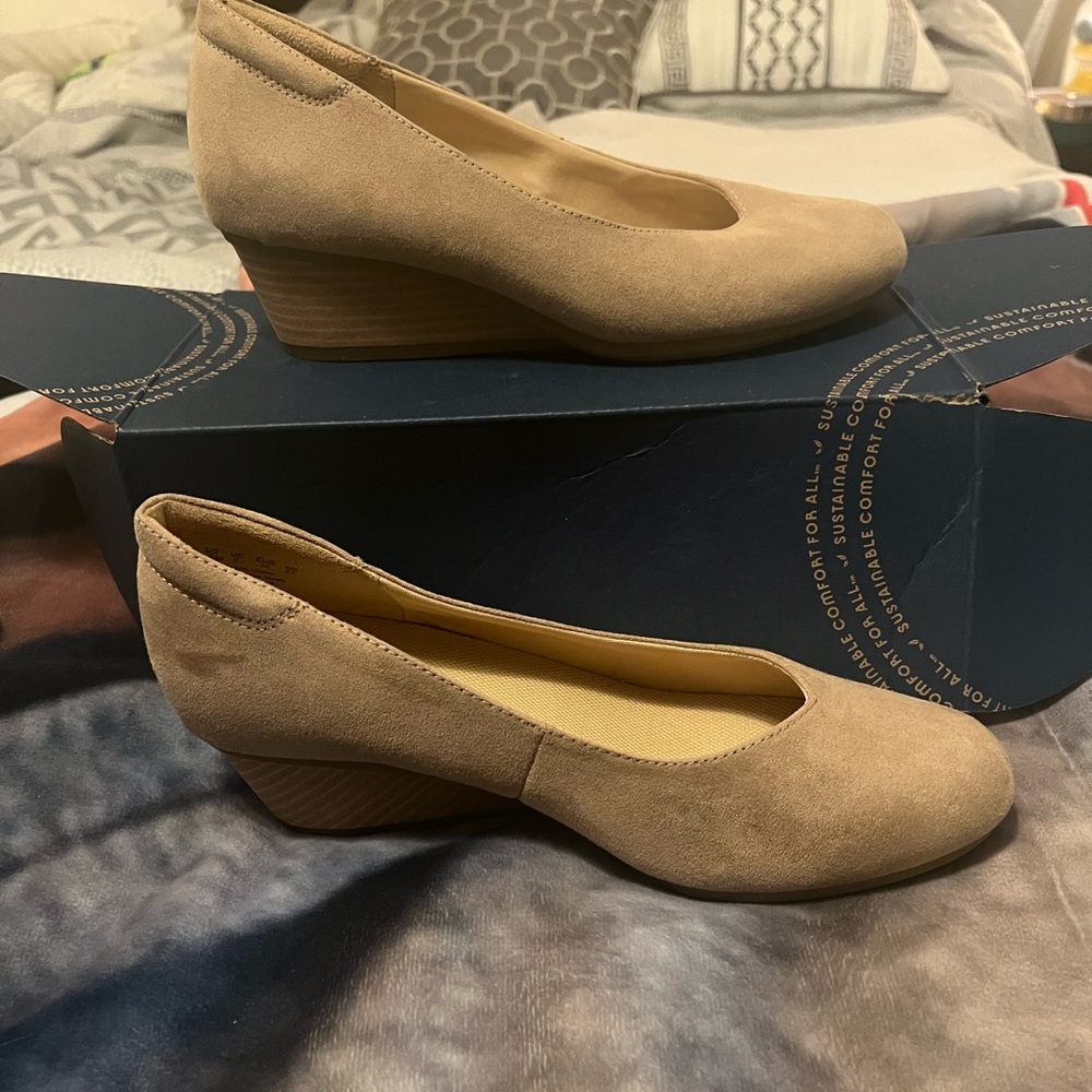 Dr. Scholl’s super comfy shoes , brand new never worn . Size 7.5 still in box
